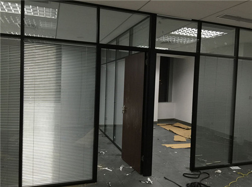 雙玻百葉隔斷現(xiàn)場